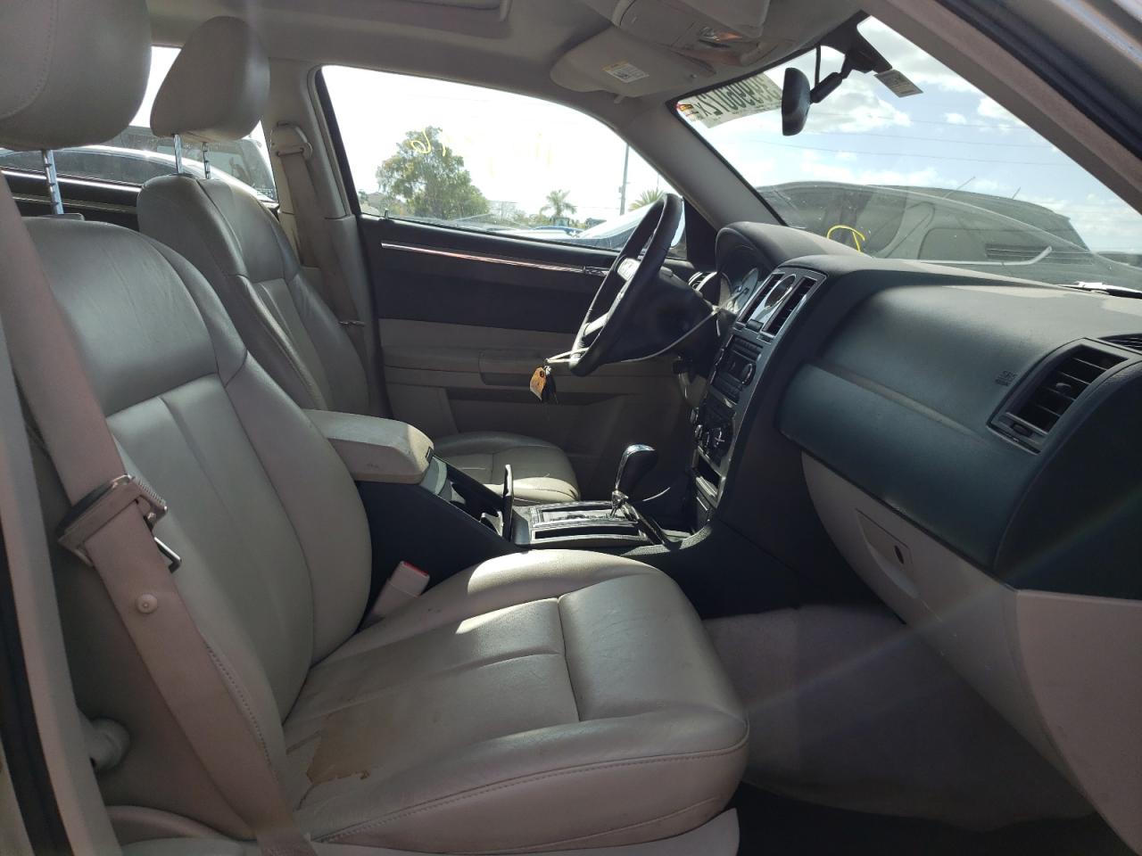 Photo 5 from auction – 2005 CHRYSLER 300 TOURIN with VIN 2C3JA53G95H152910