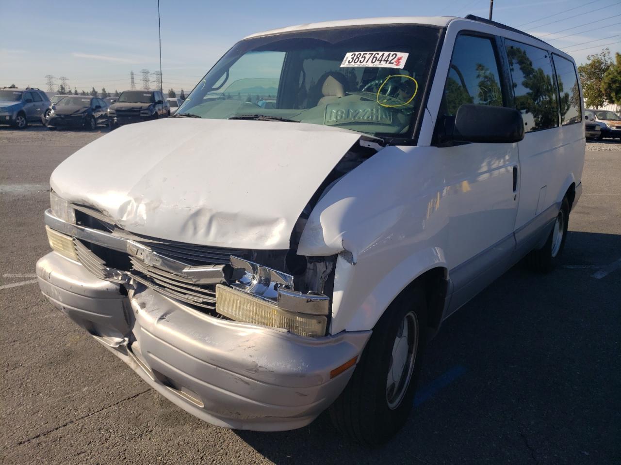 Photo 2 from auction – 2000 CHEVROLET ASTRO with VIN 1GNDM19W7YB106472