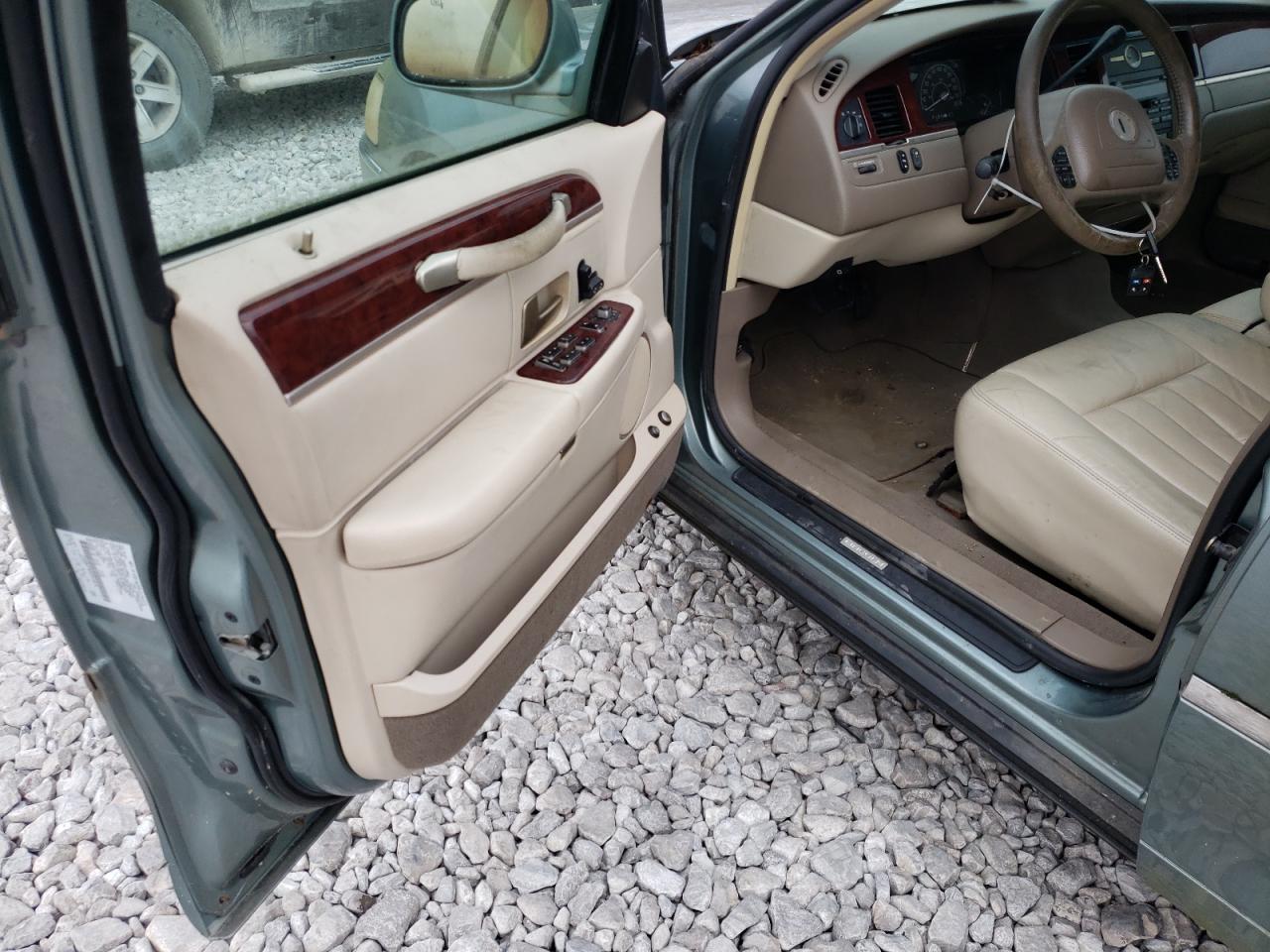 Photo 9 from auction – 2004 LINCOLN TOWN CAR E with VIN 1LNHM81W04Y616616