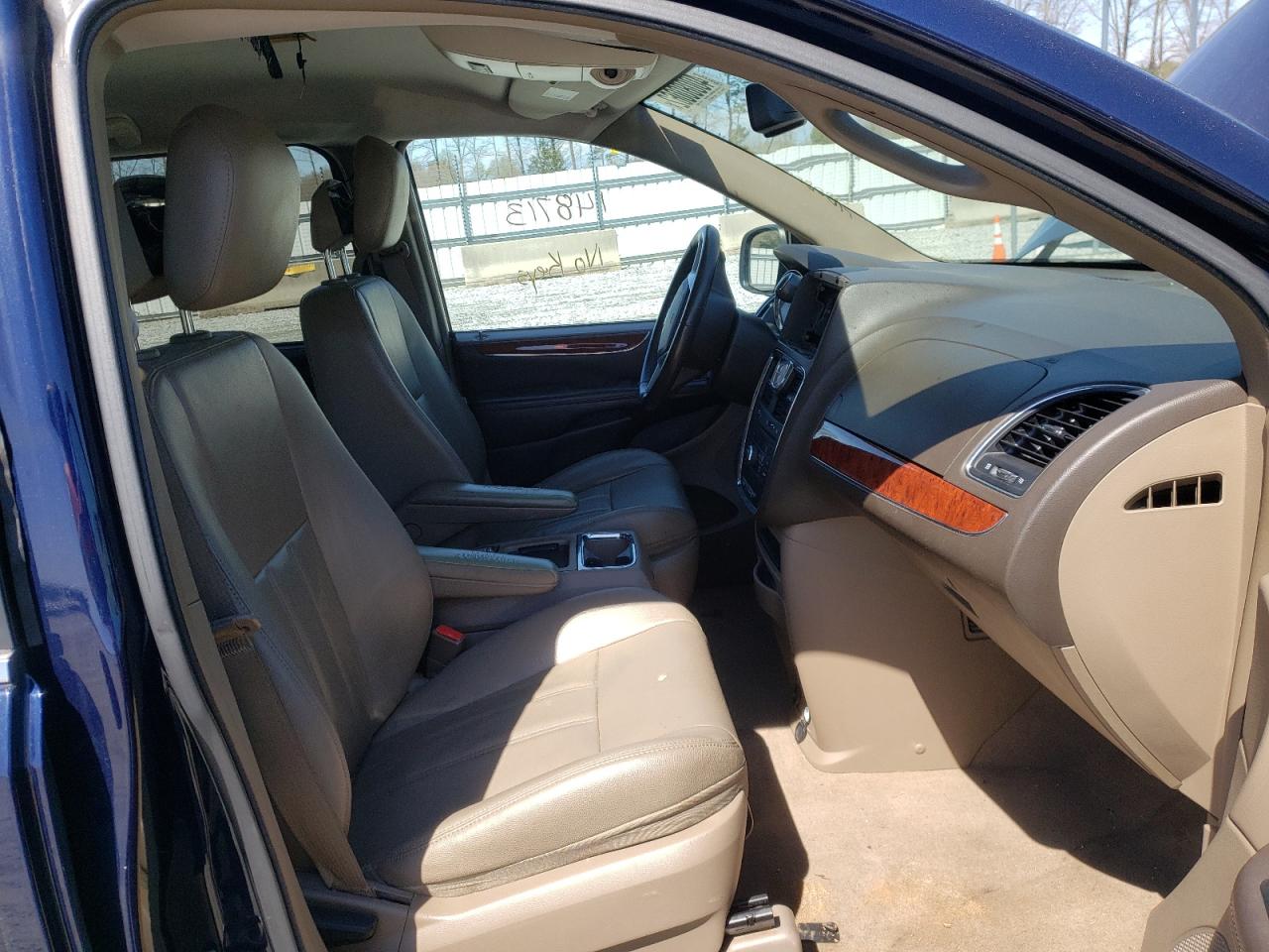 Photo 5 from auction – 2014 CHRYSLER TOWN & COU with VIN 2C4RC1BG1ER274898