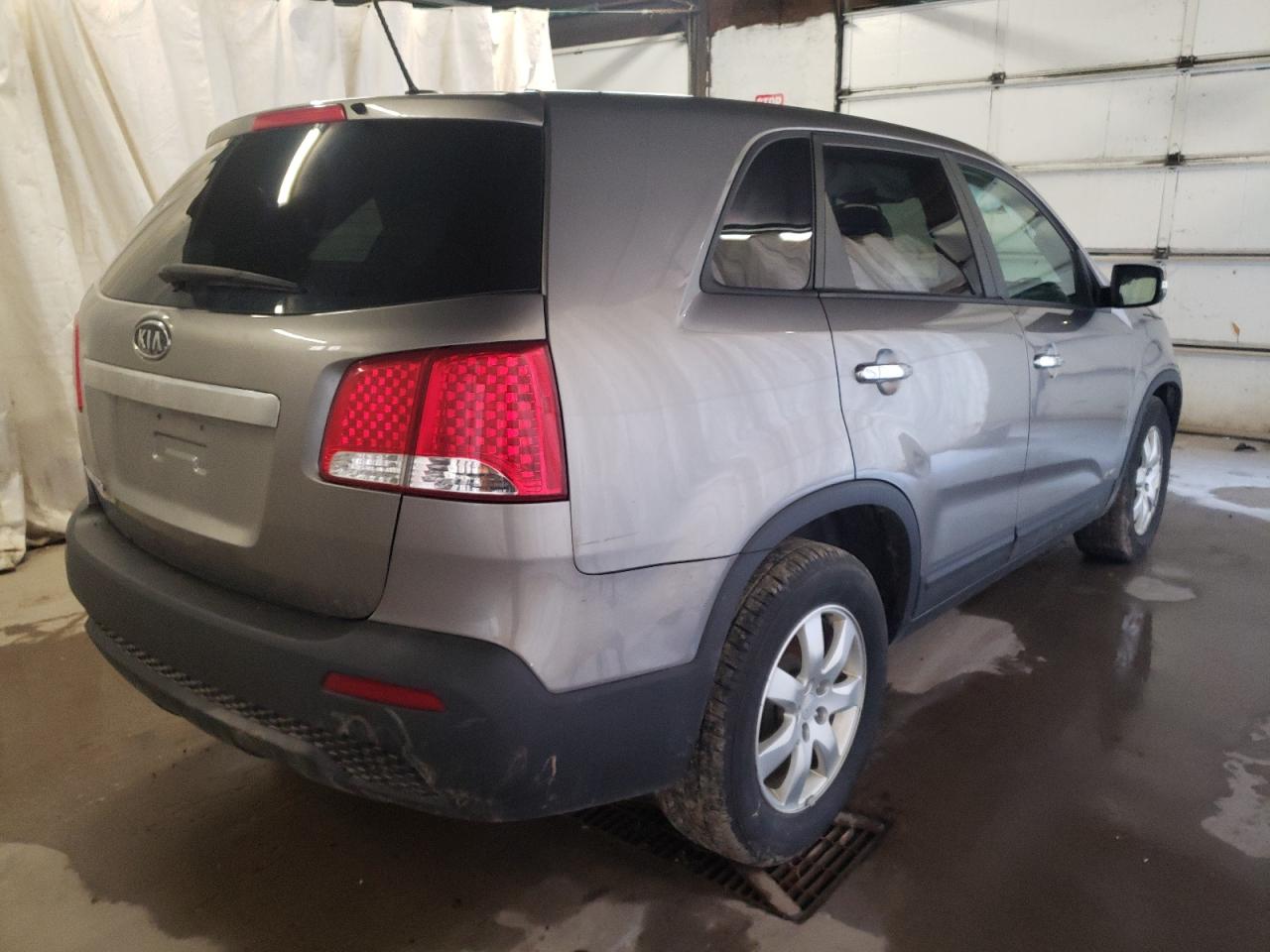 Photo 4 from auction – 2011 KIA SORENTO BA with VIN 5XYKTCA16BG014703