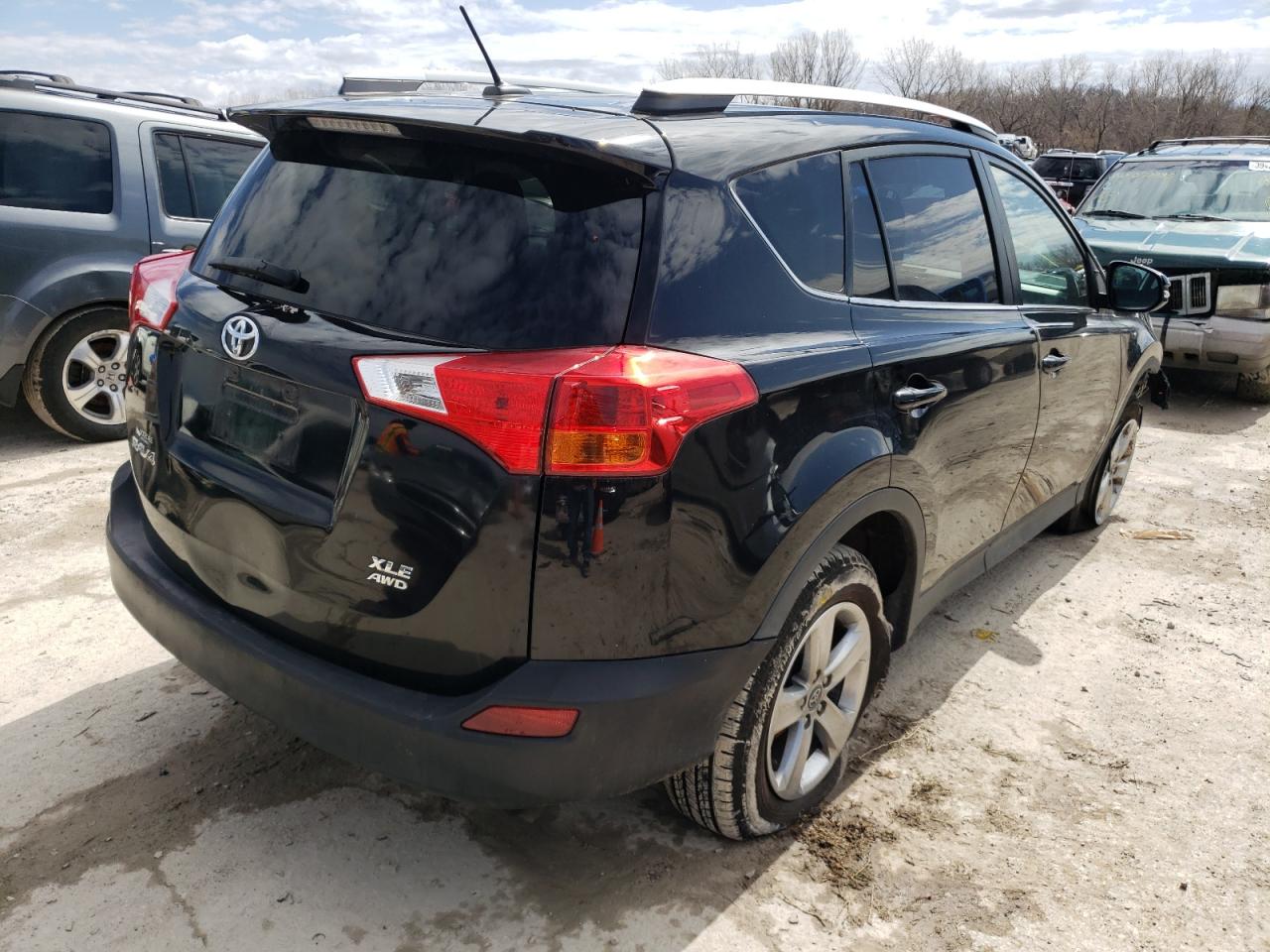 Photo 4 from auction – 2015 TOYOTA RAV4 XLE with VIN 2T3RFREV3FW343324