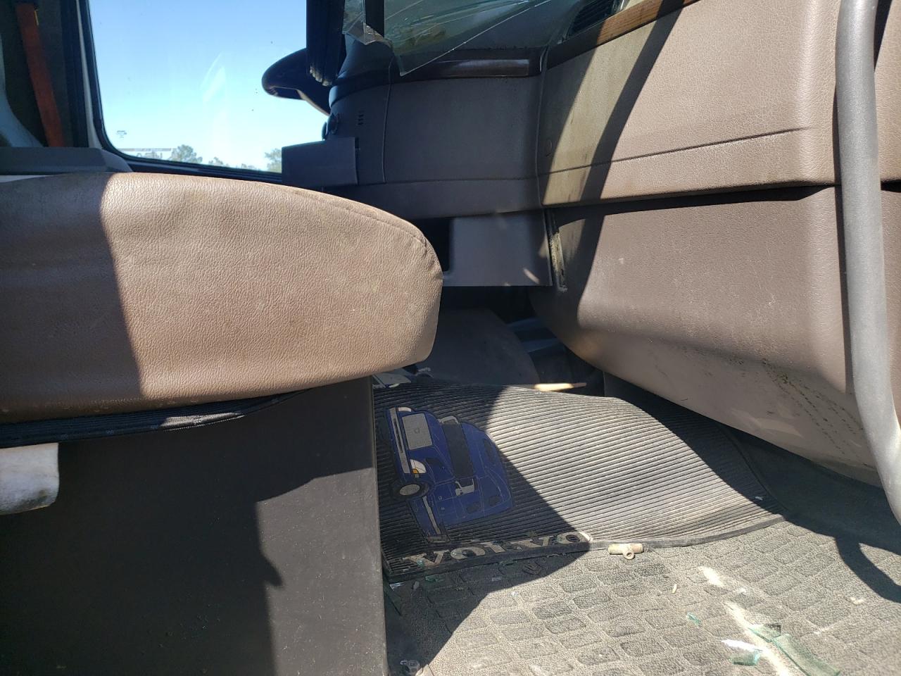 Photo 5 from auction – 2018 VOLVO VN VNL with VIN 4V4NC9EH6JN896264
