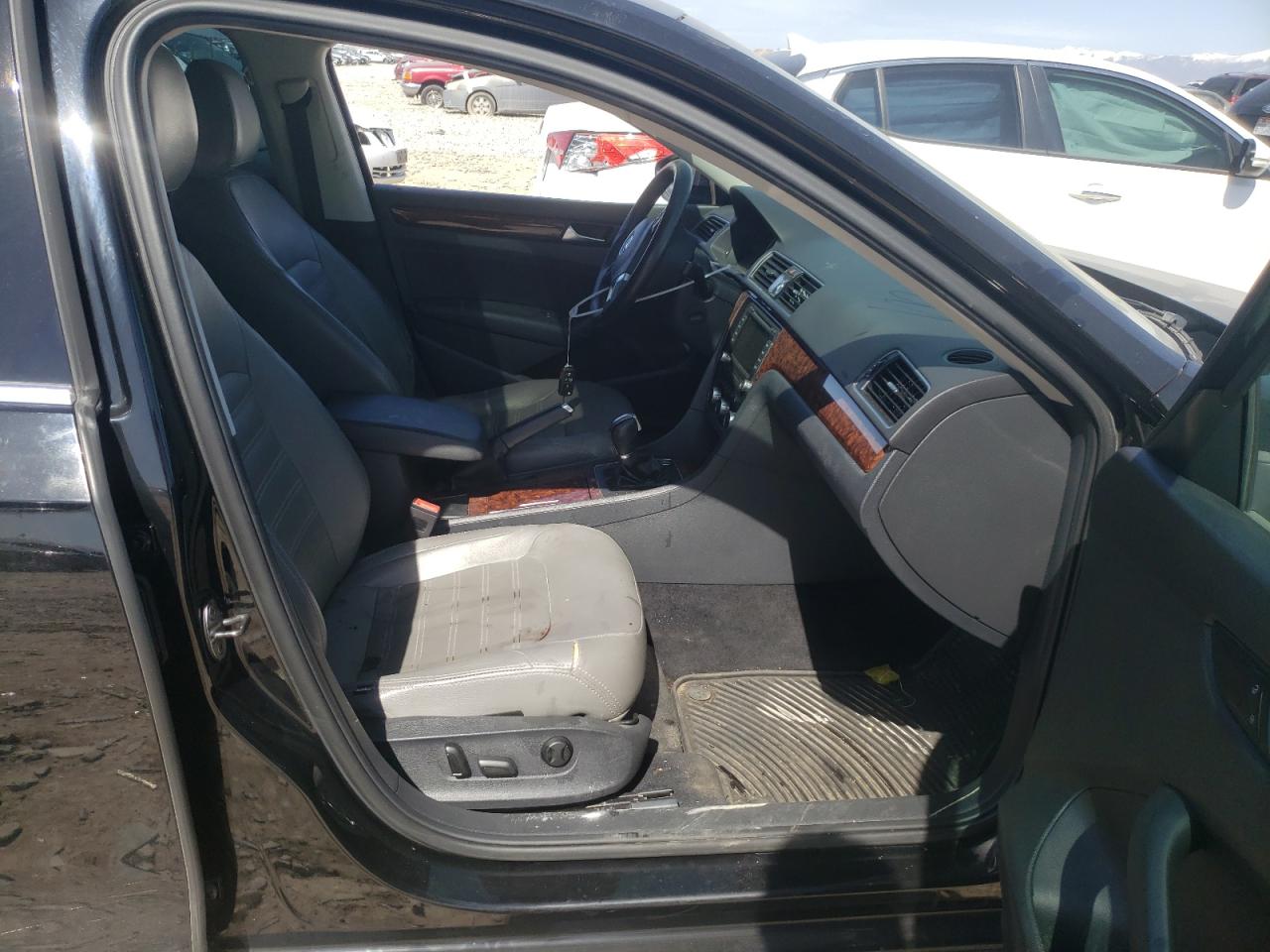 Photo 5 from auction – 2012 VOLKSWAGEN PASSAT SEL with VIN 1VWCH7A36CC097082