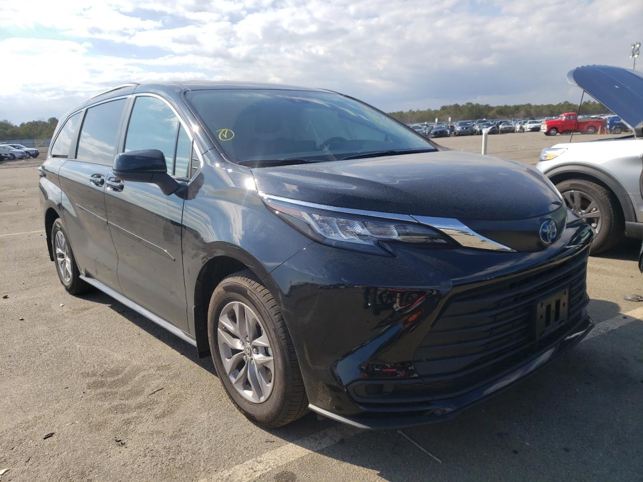 TOYOTA SIENNA LE 2022 with VIN 5TDKRKEC7NS086697 - Photo from auction