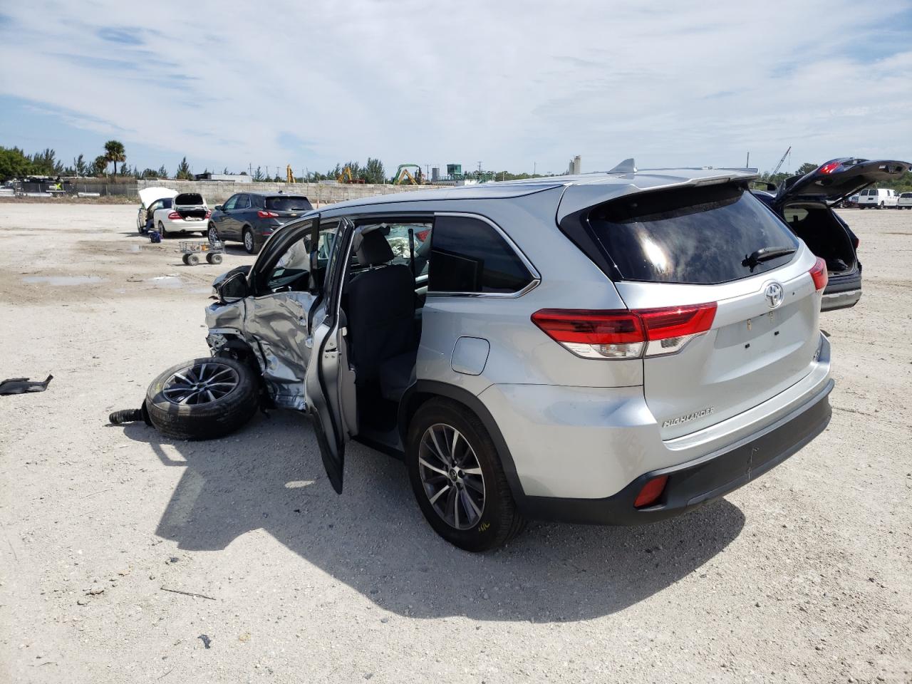 Photo 3 from auction – 2019 TOYOTA HIGHLANDER with VIN 5TDKZRFH1KS568502