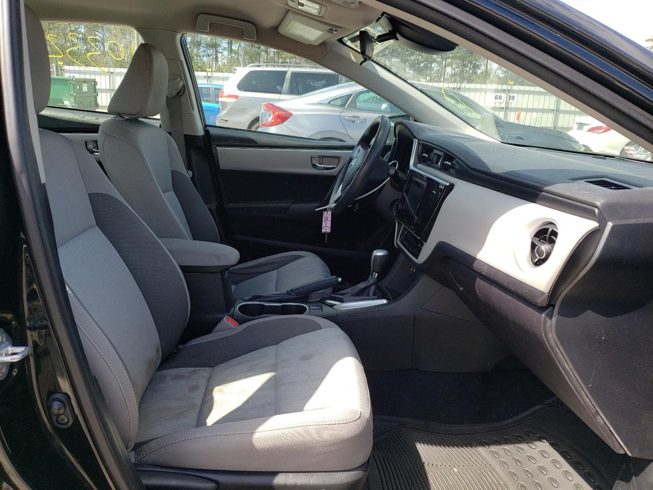 Photo 5 from auction – 2017 TOYOTA COROLLA LE with VIN 5YFBURHEXHP731263
