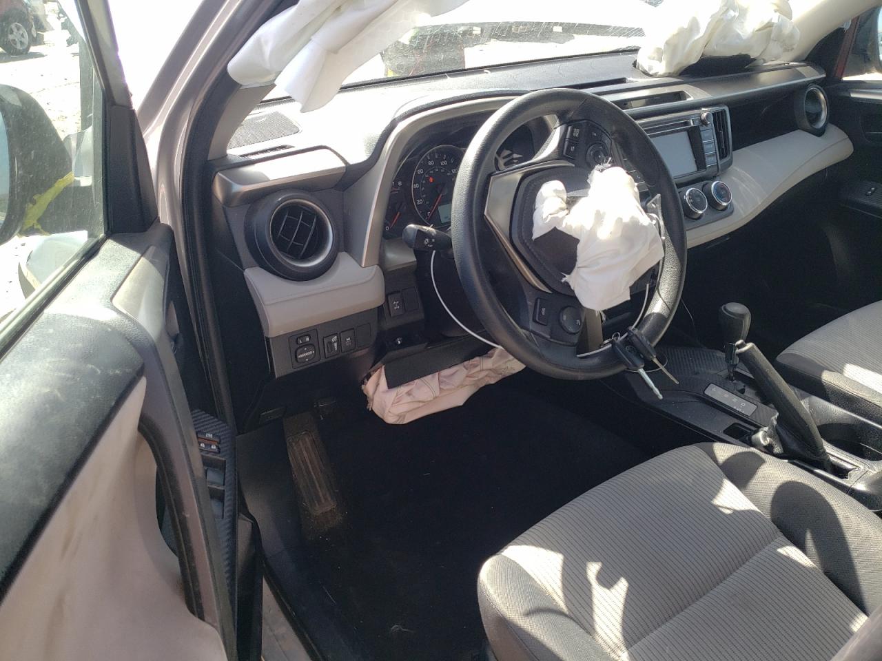 Photo 9 from auction – 2015 TOYOTA RAV4 LE with VIN JTMBFREV6FD118409