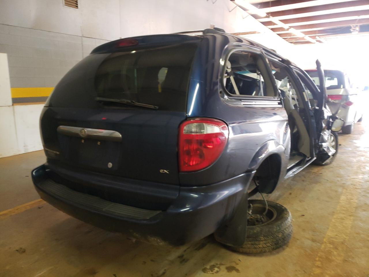 Photo 4 from auction – 2003 CHRYSLER TOWN & COU with VIN 2C4GP74LX3R184493
