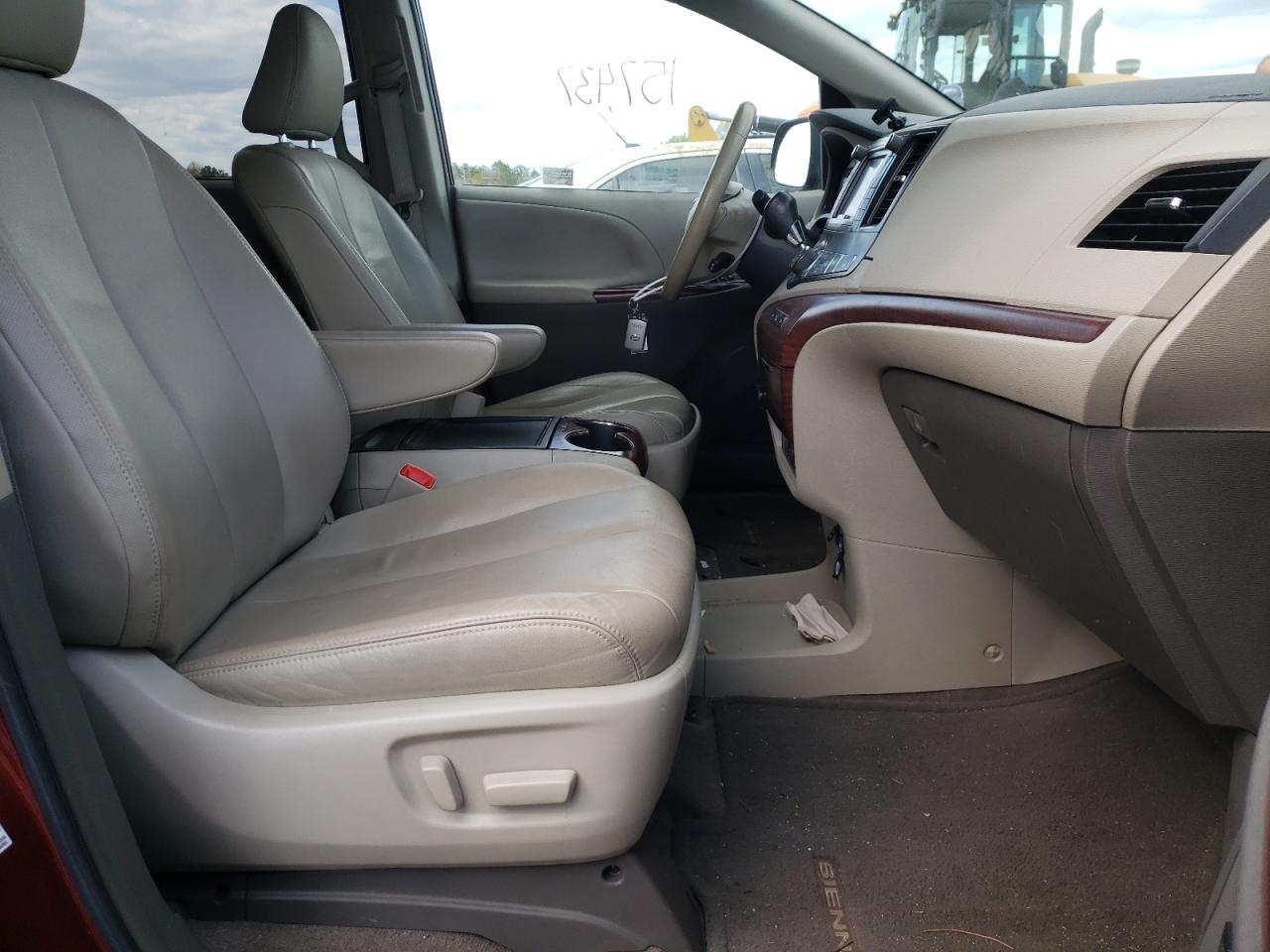 Photo 5 from auction – 2014 TOYOTA SIENNA XLE with VIN 5TDYK3DCXES503669
