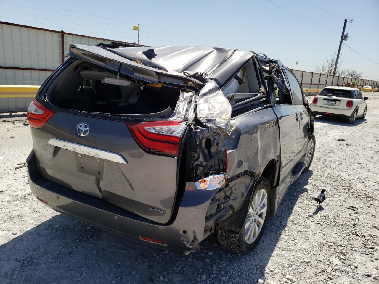 Photo 4 from auction – 2015 TOYOTA SIENNA XLE with VIN 5TDYK3DC3FS614386