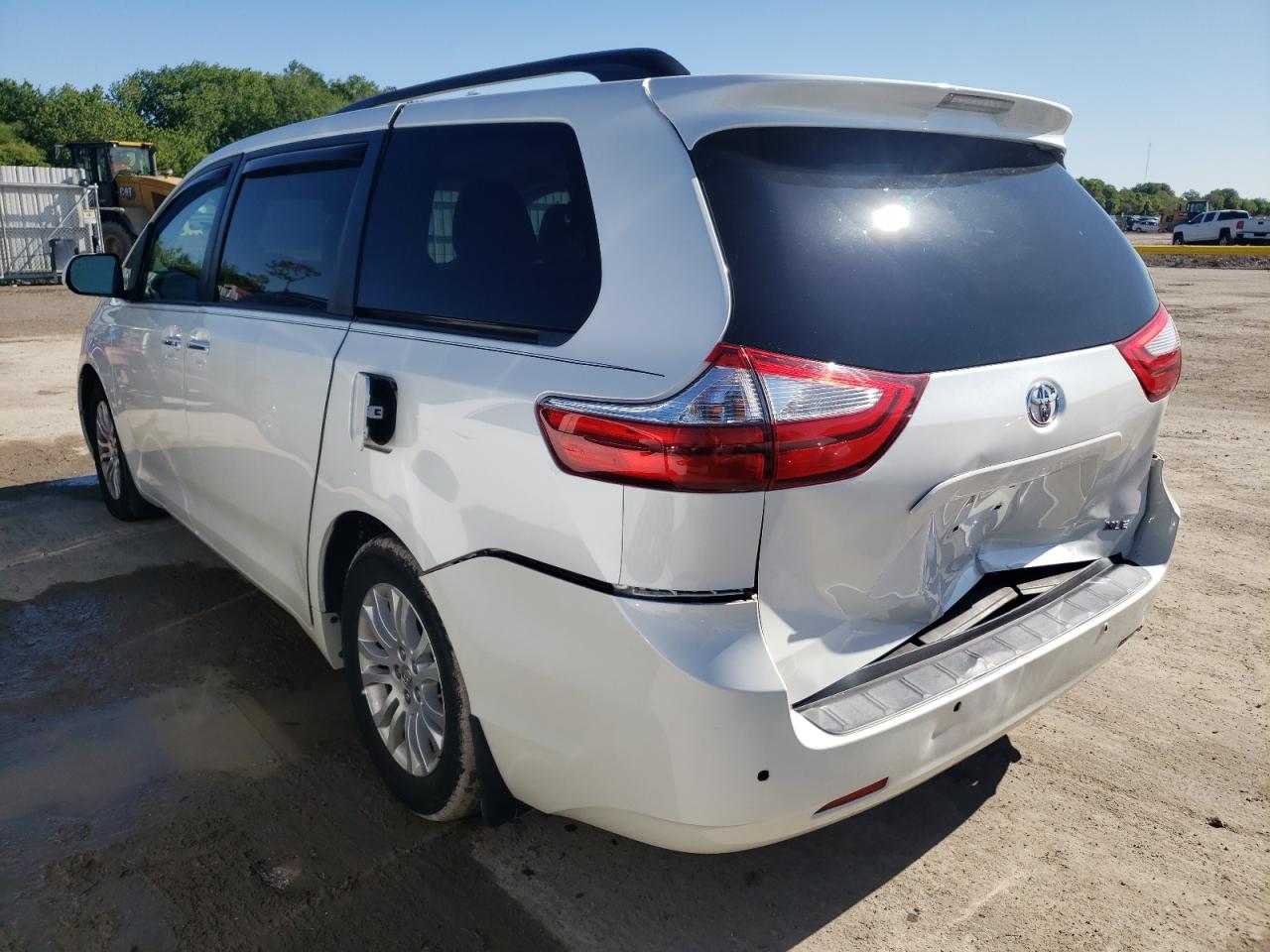 Photo 3 from auction – 2016 TOYOTA SIENNA XLE with VIN 5TDYK3DC7GS740056