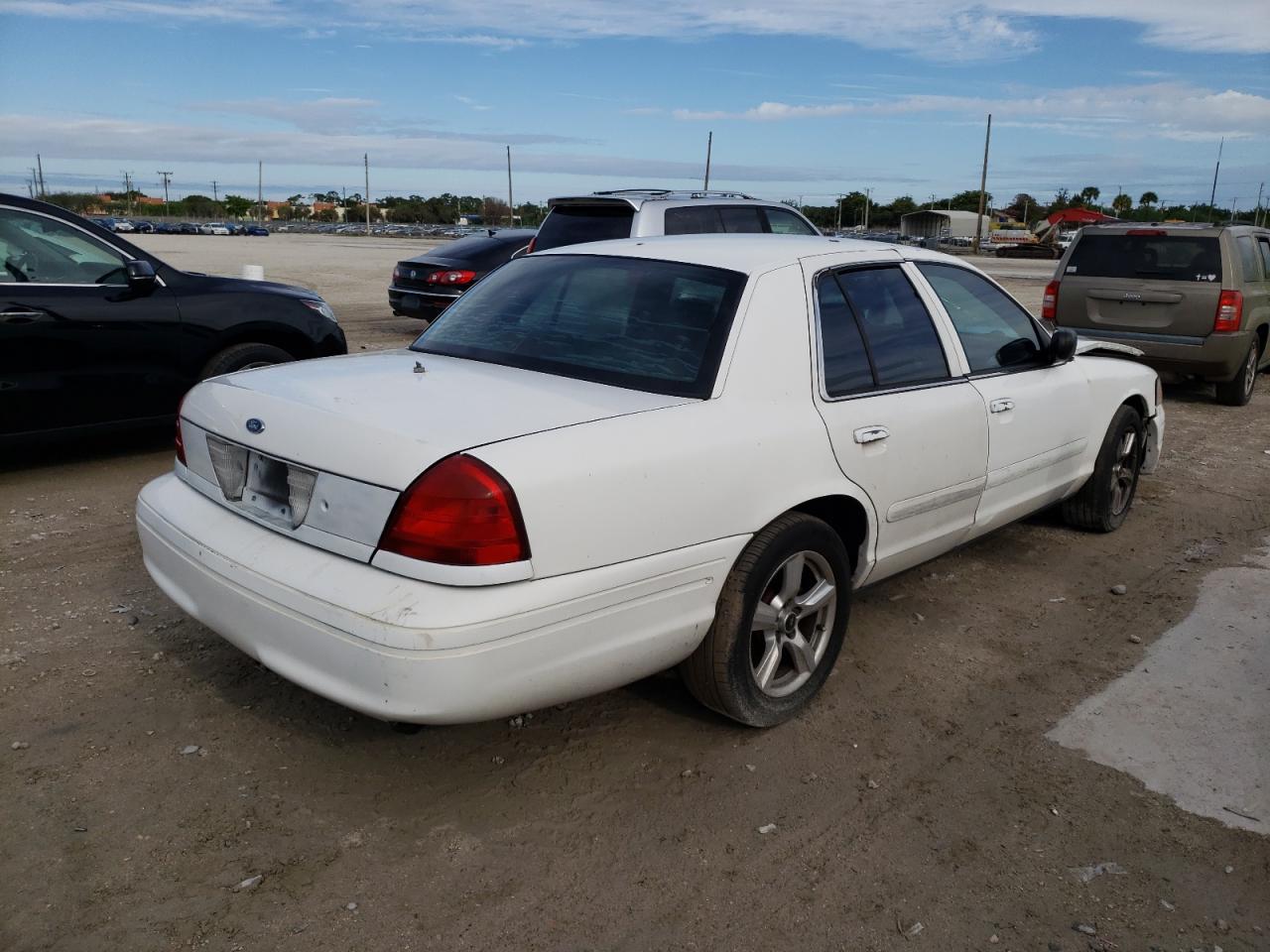 Photo 4 from auction – 2003 FORD CROWN VICT with VIN 2FAFP71W73X168800