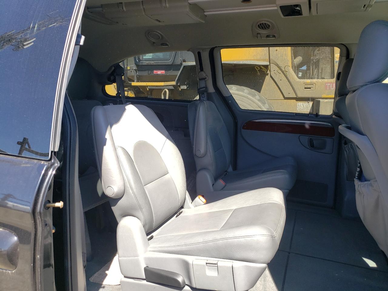 Photo 6 from auction – 2005 CHRYSLER TOWN & COU with VIN 2C8GP64L05R338558