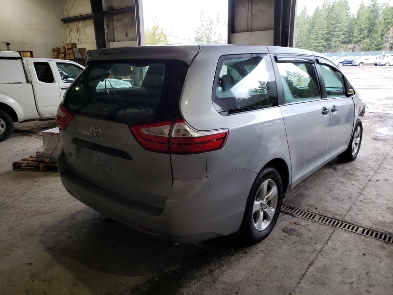 Photo 4 from auction – 2017 TOYOTA SIENNA with VIN 5TDZZ3DC5HS836835