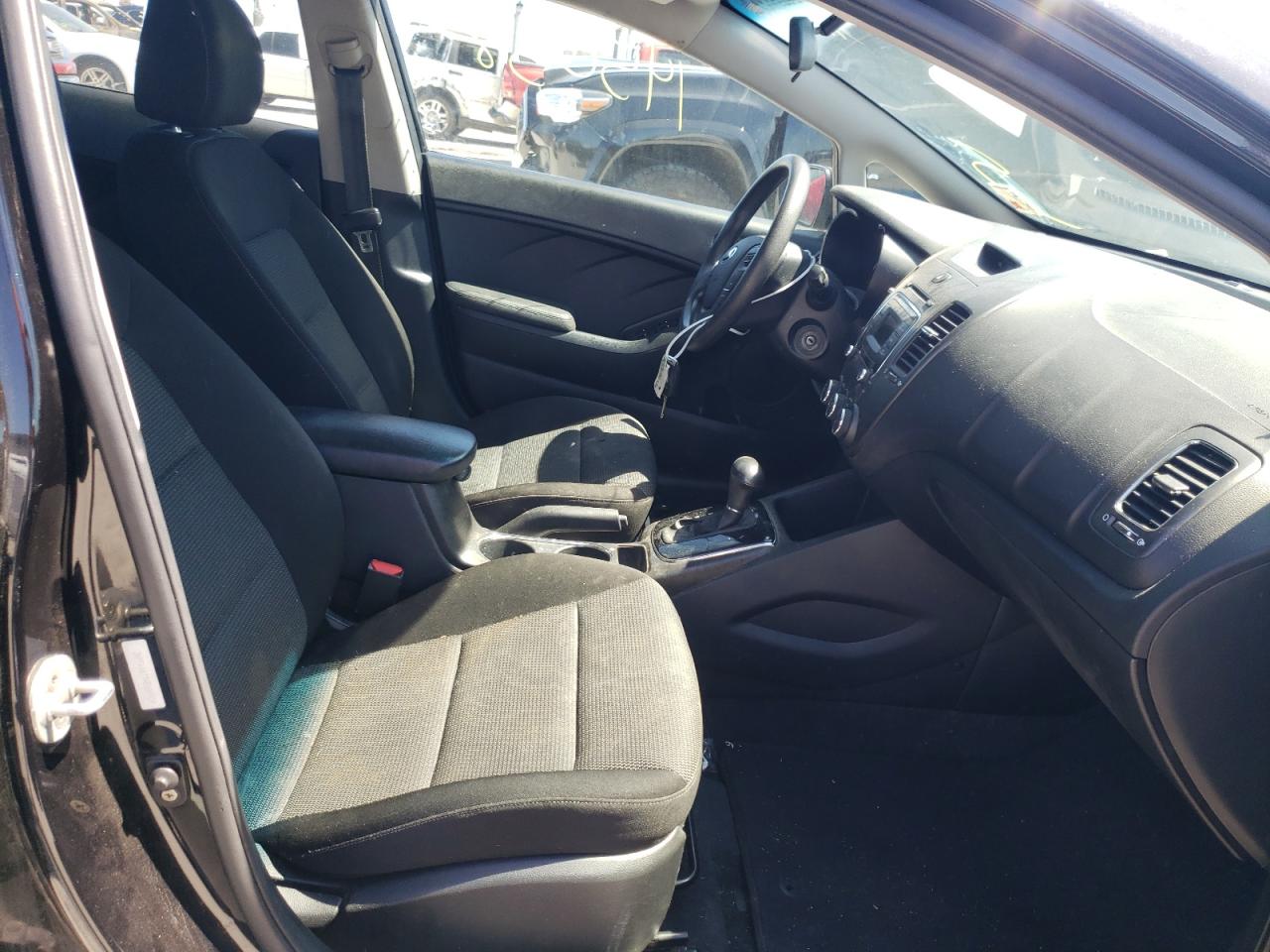 Photo 5 from auction – 2017 KIA FORTE LX with VIN 3KPFK4A77HE084909