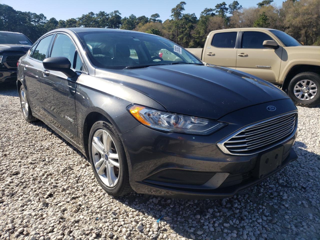 FORD FUSION SE 2018 with VIN 3FA6P0LU8JR124237 - Photo from auction