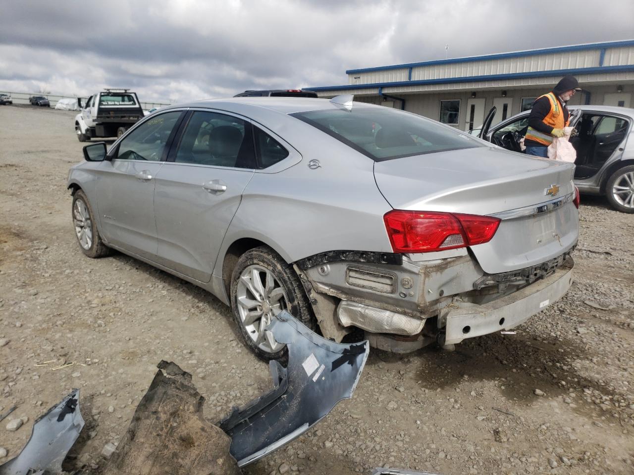 Фото 3 с аукциона – 2017 CHEVROLET IMPALA с VIN 2G1105SA4H9128758