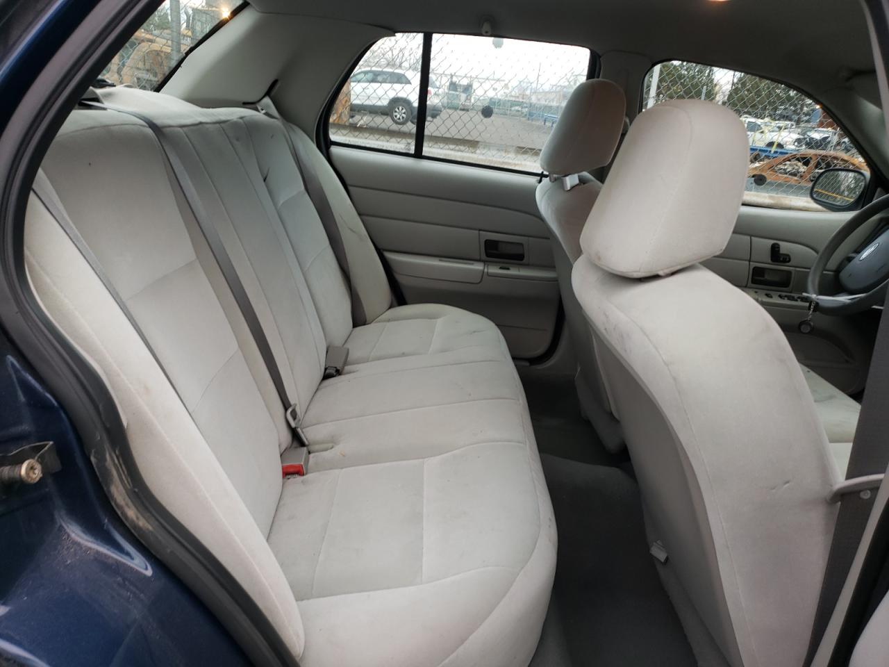 Photo 6 from auction – 2005 FORD CROWN VICT with VIN 2FAFP71W85X113601