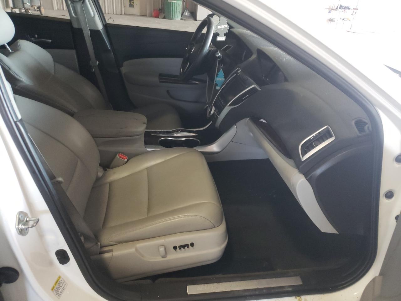 Photo 5 from auction – 2016 ACURA TLX with VIN 19UUB2F3XGA011148