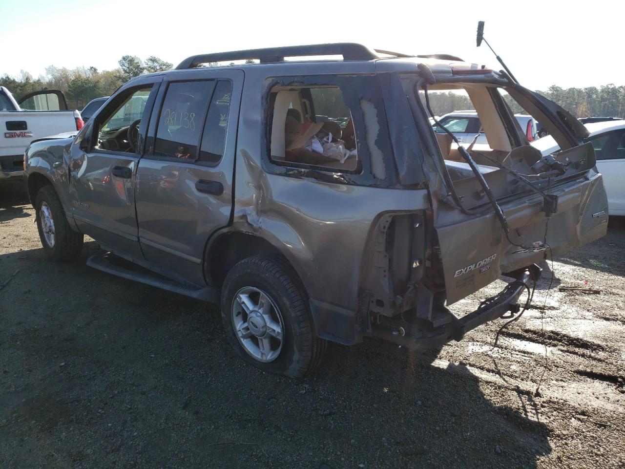 Photo 3 from auction – 2005 FORD EXPLORER X with VIN 1FMZU63K05UA85090