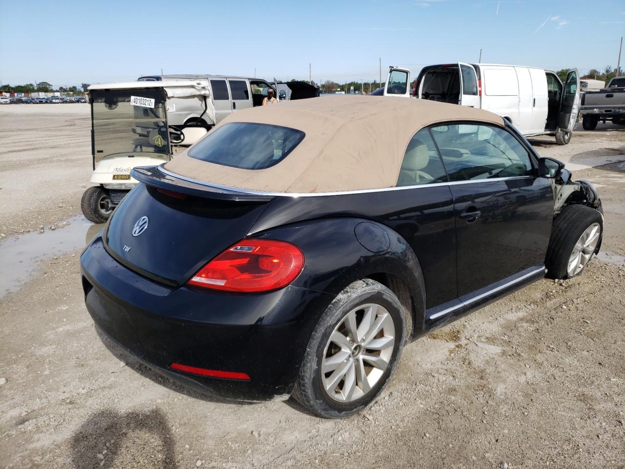 Photo 4 from auction – 2013 VOLKSWAGEN BEETLE with VIN 3VW5L7AT0DM810243