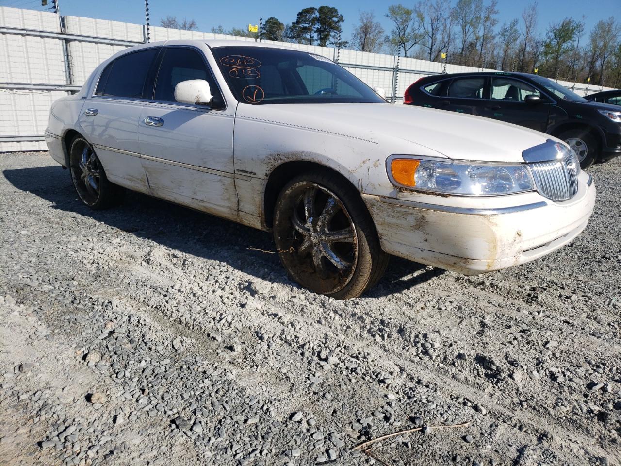 Photo 9 from auction – 2001 LINCOLN TOWN CAR E with VIN 1LNHM81W01Y645397