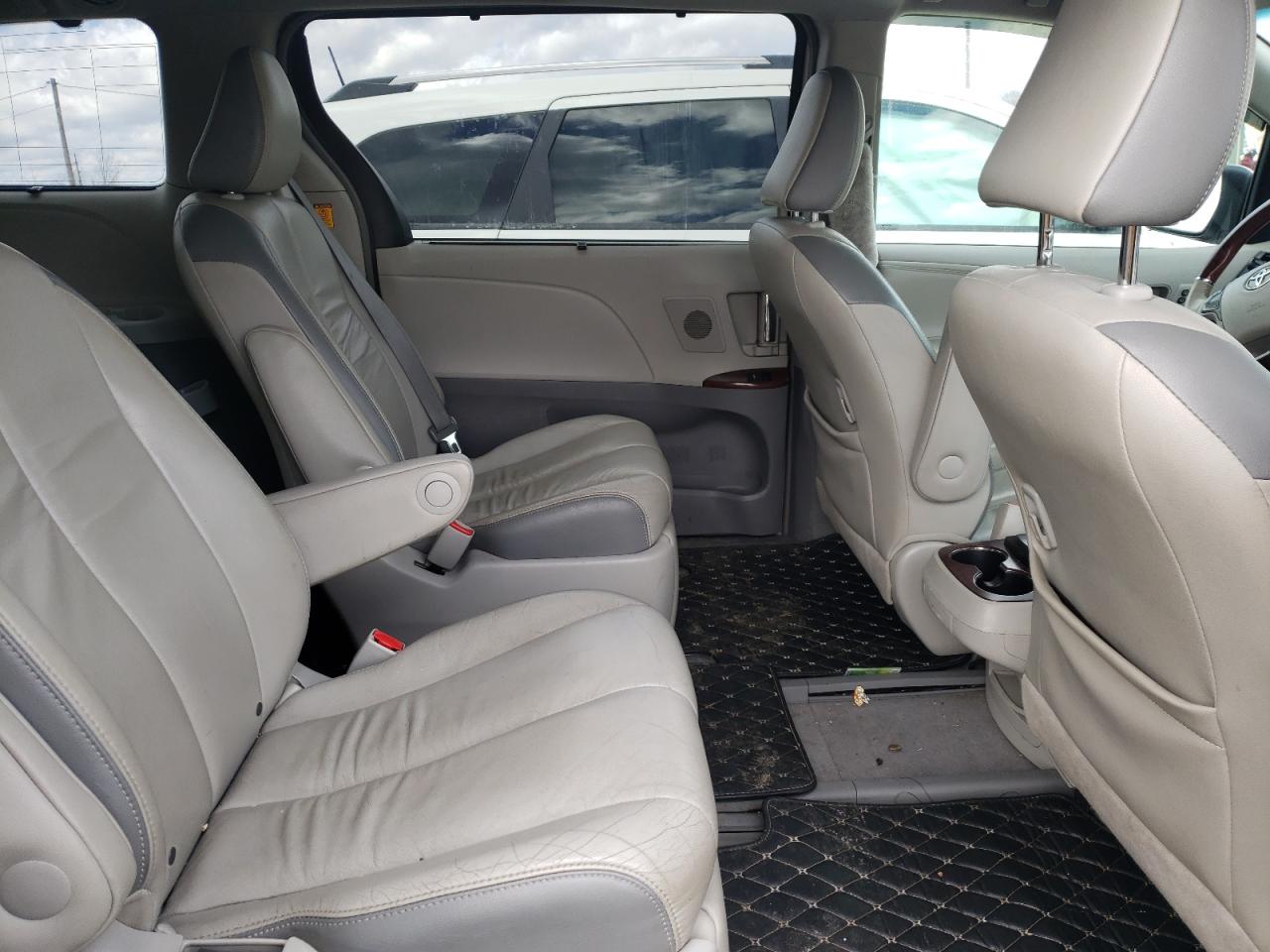 Photo 6 from auction – 2012 TOYOTA SIENNA XLE with VIN 5TDYK3DC8CS265737