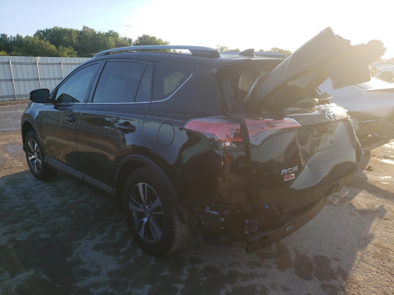 Photo 3 from auction – 2017 TOYOTA RAV4 XLE with VIN 2T3WFREV1HW398893