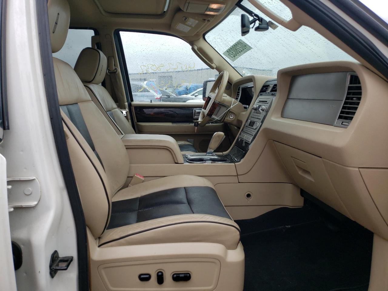 Photo 5 from auction – 2008 LINCOLN NAVIGATOR with VIN 5LMFU27518LJ04687