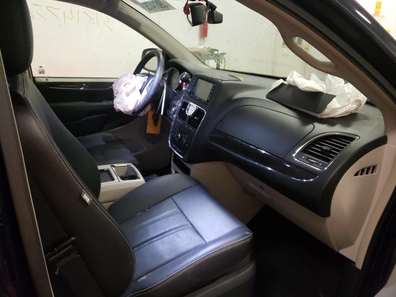 Photo 5 from auction – 2016 CHRYSLER TOWN & COU with VIN 2C4RC1CG5GR190598