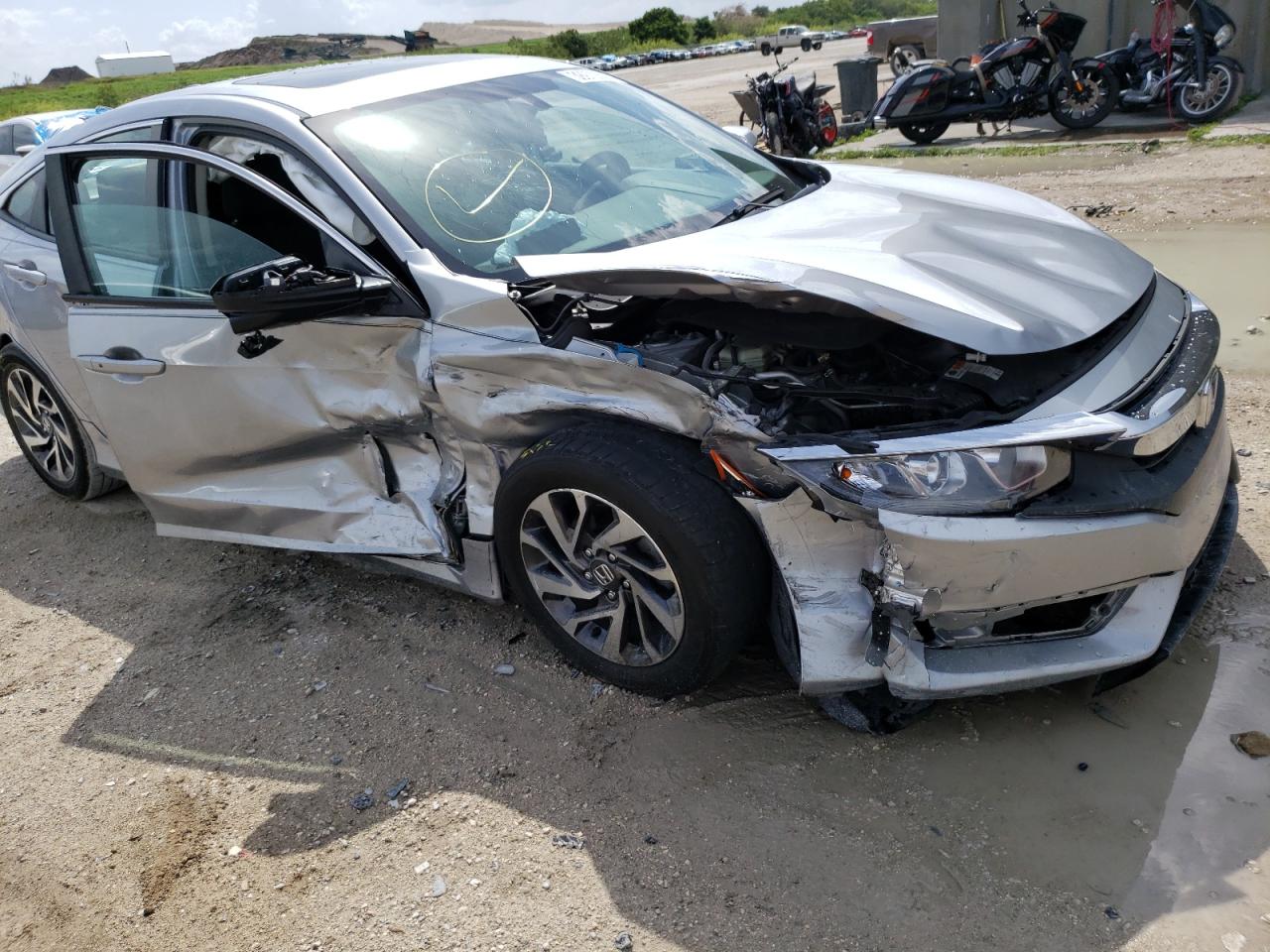 Photo 9 from auction – 2018 HONDA CIVIC EX with VIN 19XFC2F72JE016128
