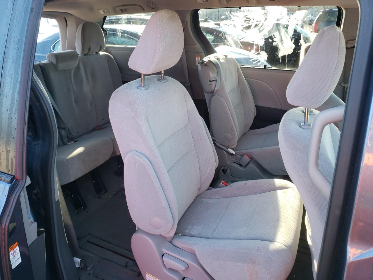 Photo 6 from auction – 2017 TOYOTA SIENNA LE with VIN 5TDKZ3DC8HS773599
