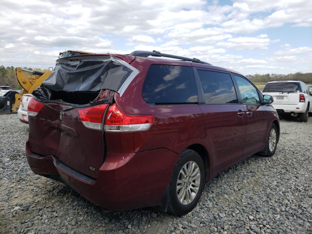 Photo 4 from auction – 2014 TOYOTA SIENNA XLE with VIN 5TDYK3DCXES503669