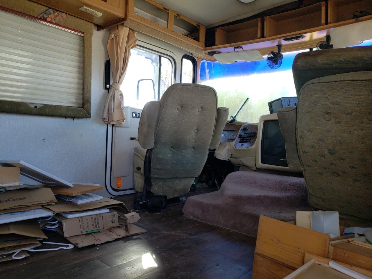 Photo 5 from auction – 1998 ALGR MOTORHOME with VIN 3FCMF53G9VJA22106