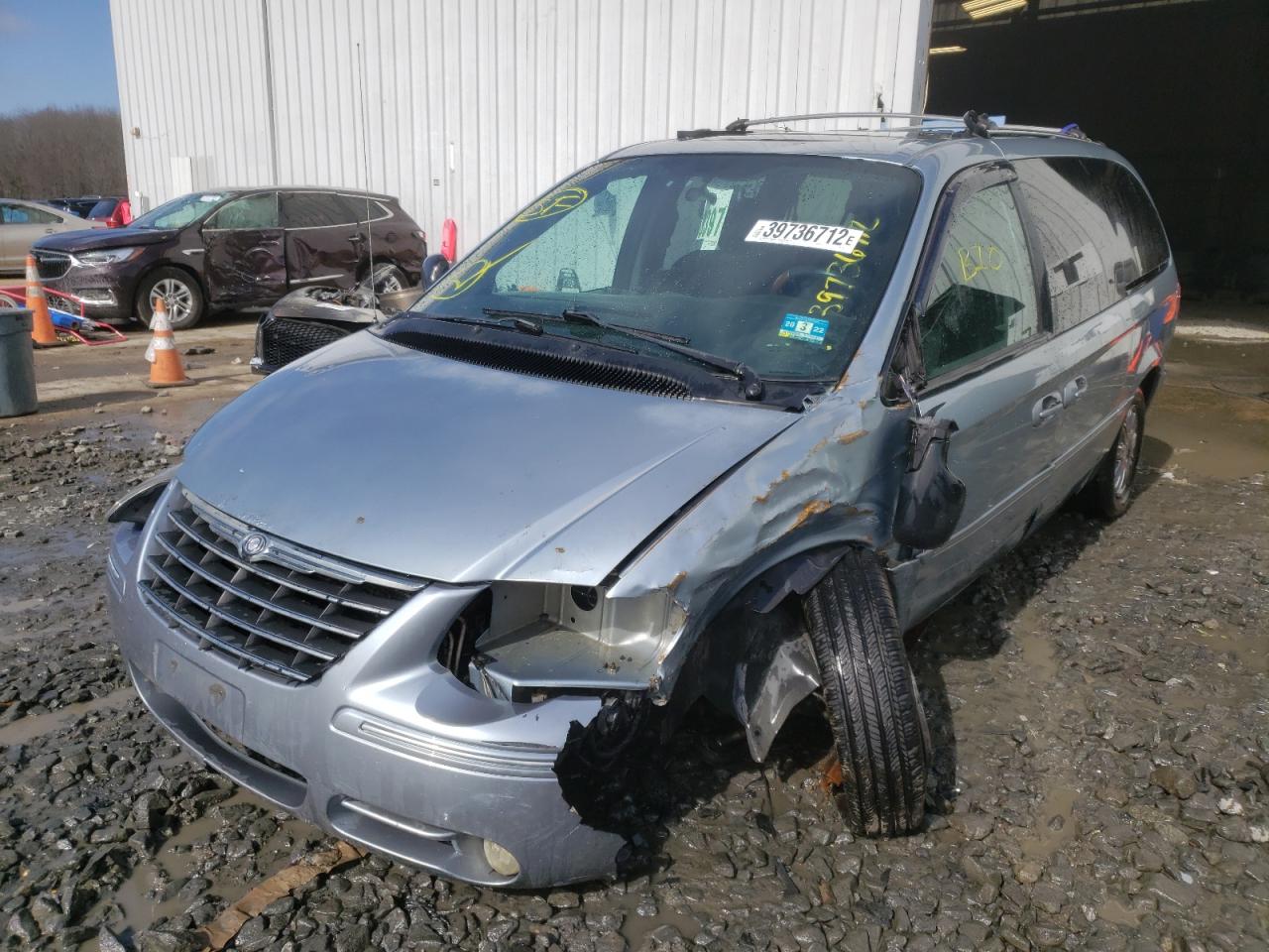 Photo 2 from auction – 2005 CHRYSLER TOWN & COU with VIN 2C4GP64L45R136453