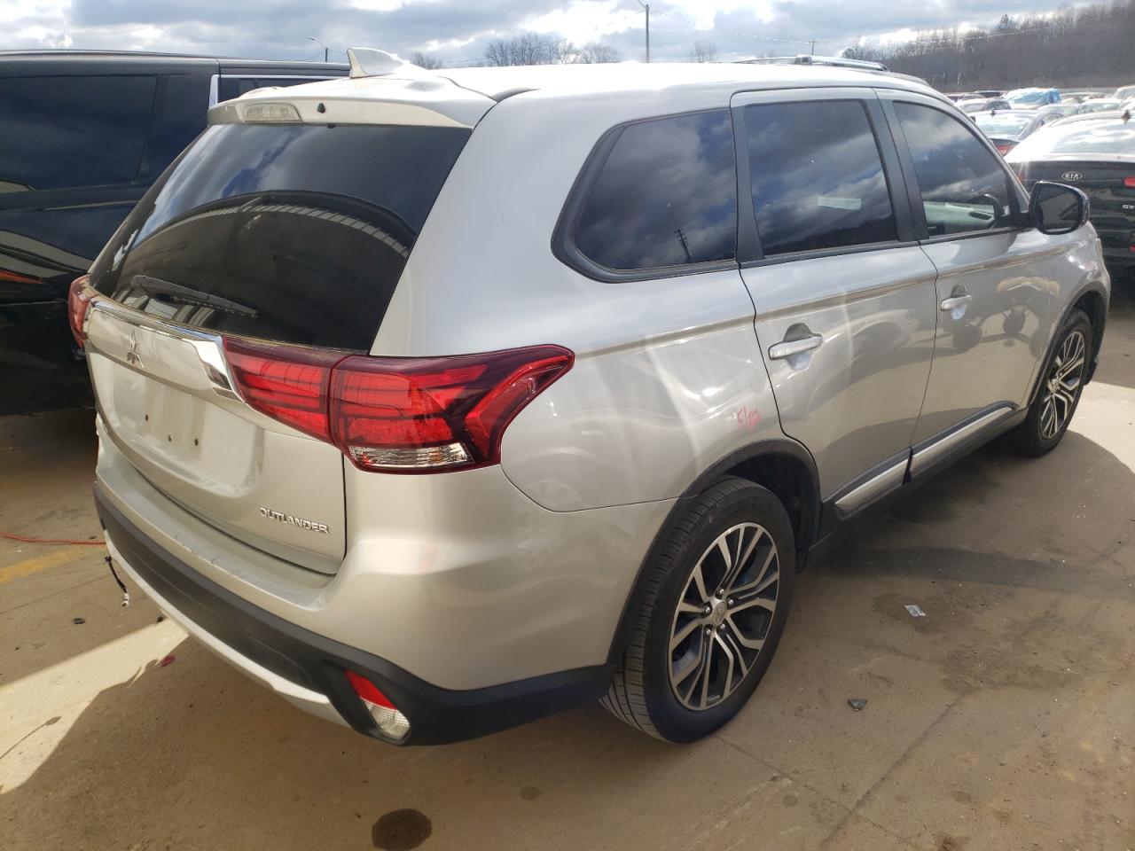 Photo 4 from auction – 2018 MITSUBISHI OUTLANDER with VIN JA4AD2A34JJ004927