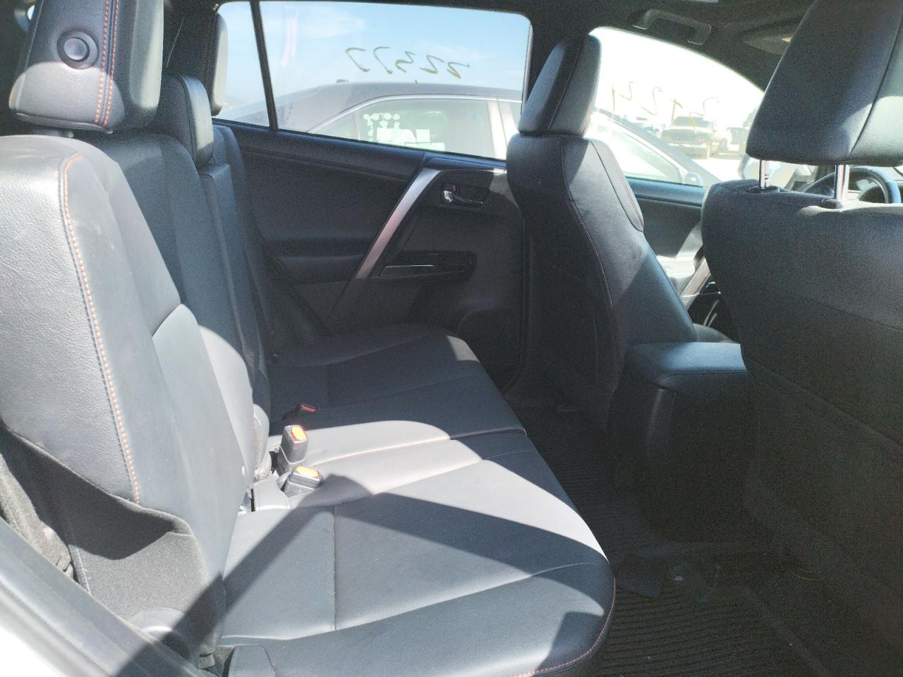 Photo 5 from auction – 2017 TOYOTA RAV4 SE with VIN JTMJFREV0HJ168058