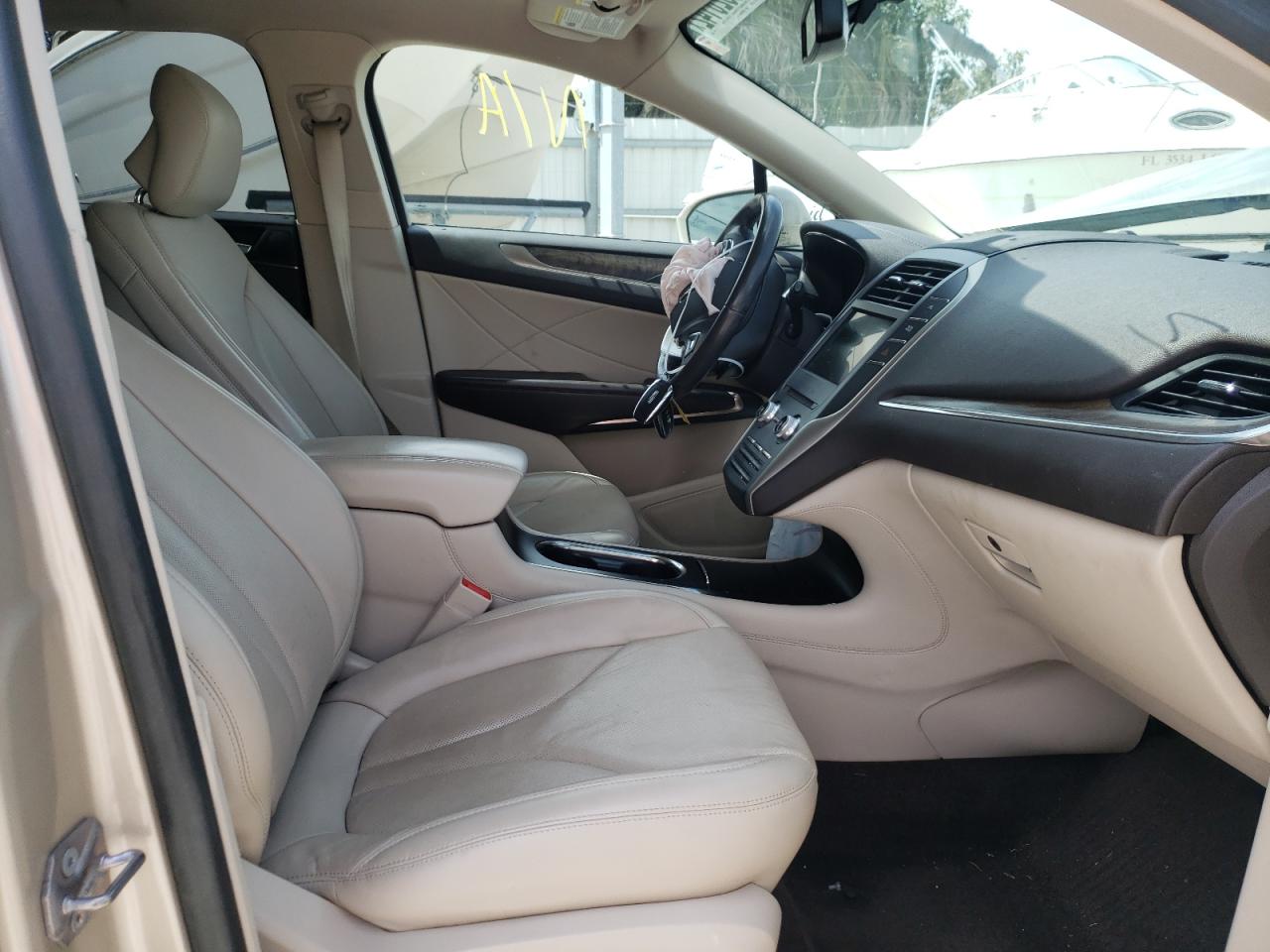 Photo 5 from auction – 2017 LINCOLN MKC RESERV with VIN 5LMCJ3C95HUL45673