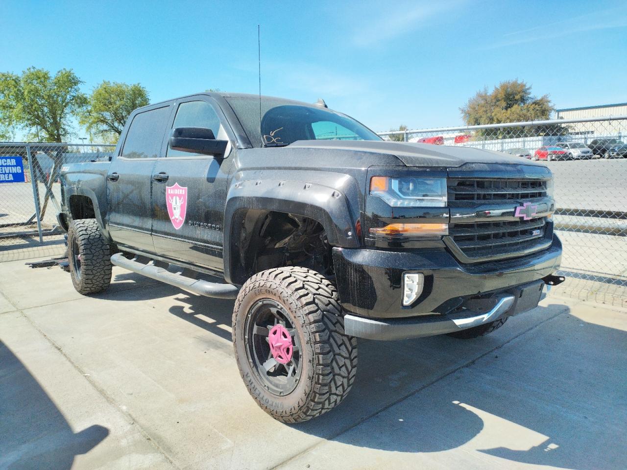 CHEVROLET SILVERADO 2017 with VIN 3GCUKREC6HG307652 - Photo from auction
