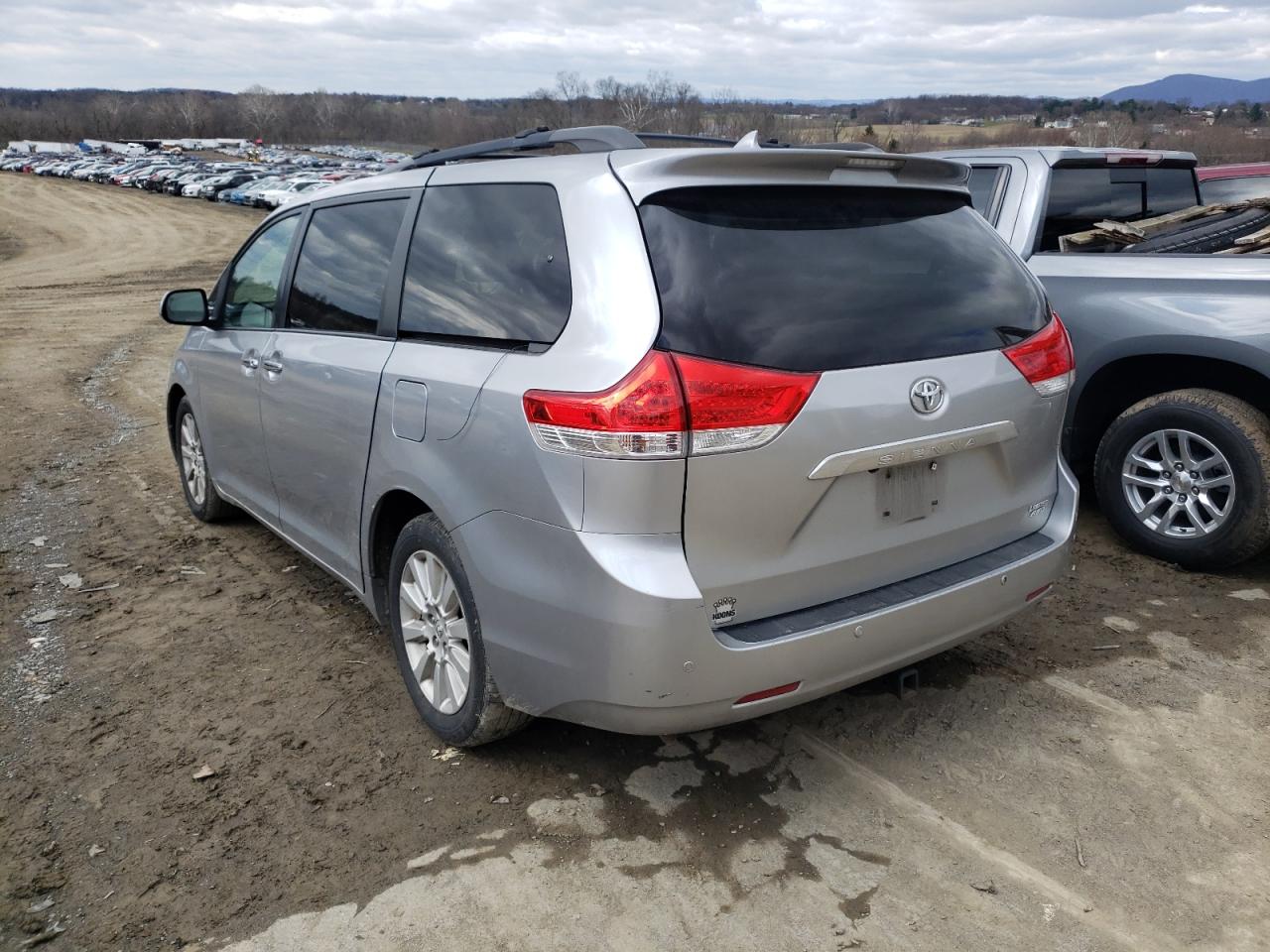 Photo 3 from auction – 2011 TOYOTA SIENNA XLE with VIN 5TDDK3DC4BS001119