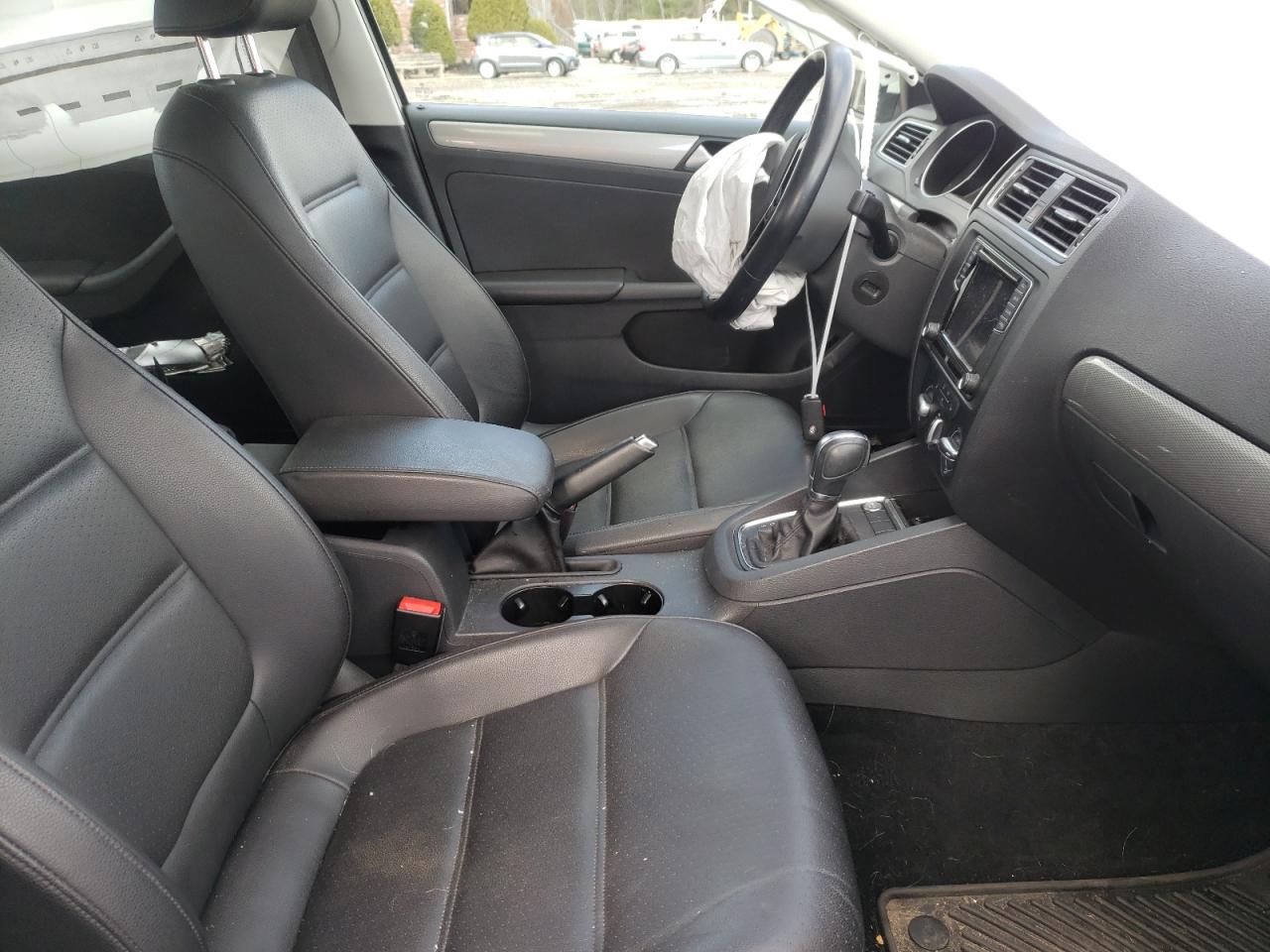 Photo 5 from auction – 2017 VOLKSWAGEN JETTA SE with VIN 3VWDB7AJ6HM392001