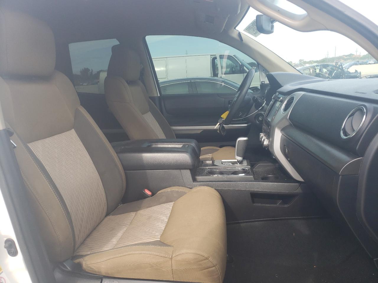 Photo 5 from auction – 2015 TOYOTA TUNDRA DOU with VIN 5TFRY5F11FX186080