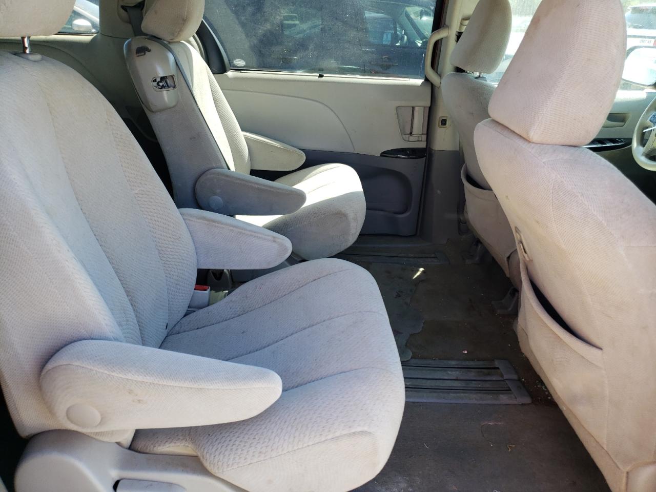 Photo 6 from auction – 2012 TOYOTA SIENNA LE with VIN 5TDKK3DC2CS276061