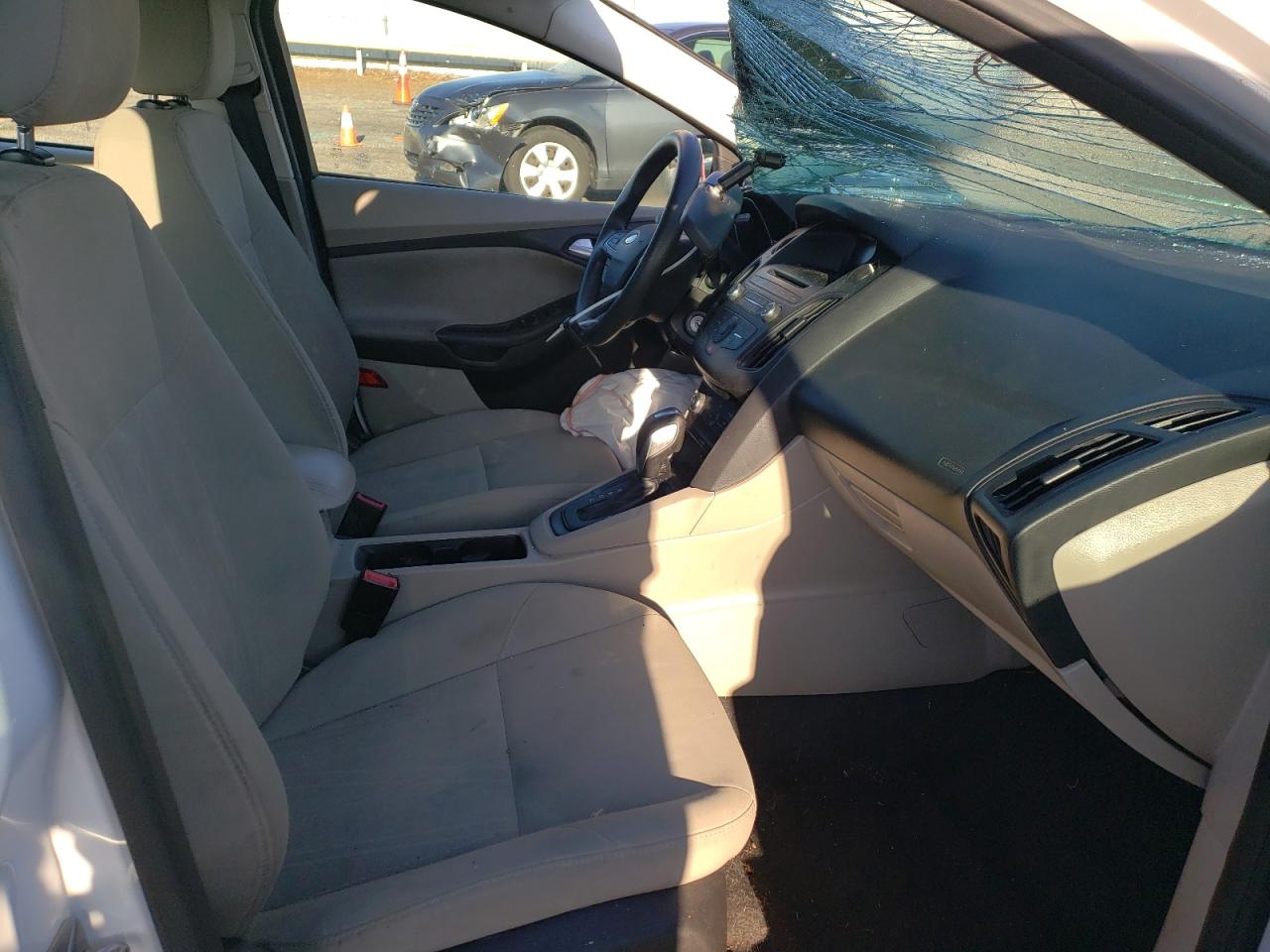 Photo 5 from auction – 2016 FORD FOCUS SE with VIN 1FADP3F20GL285370