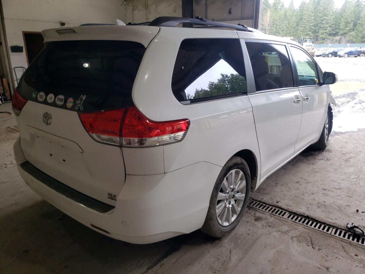 Photo 4 from auction – 2011 TOYOTA SIENNA XLE with VIN 5TDDK3DC1BS007427