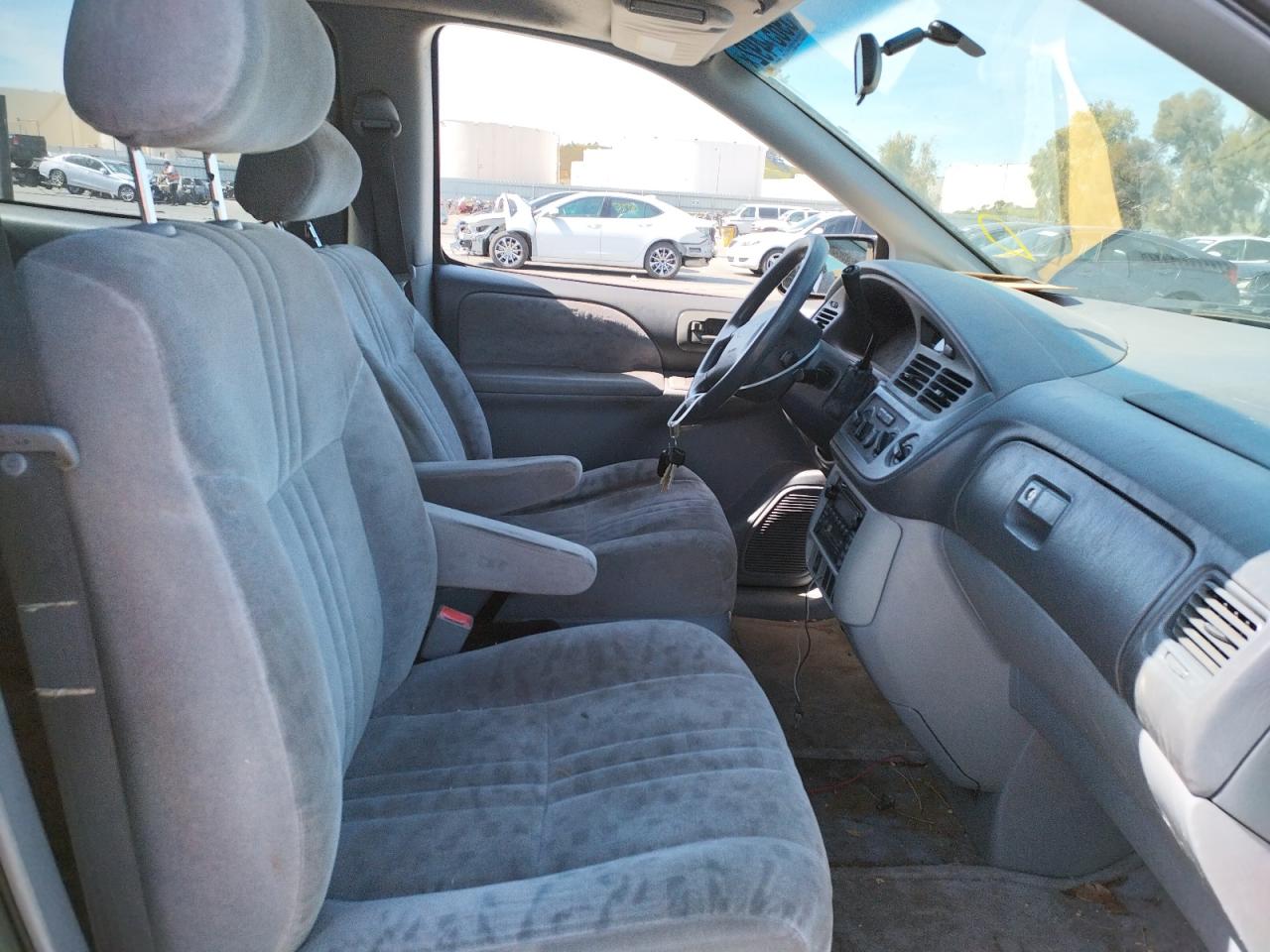 Photo 5 from auction – 2002 TOYOTA SIENNA with VIN 4T3ZF13C52U499250