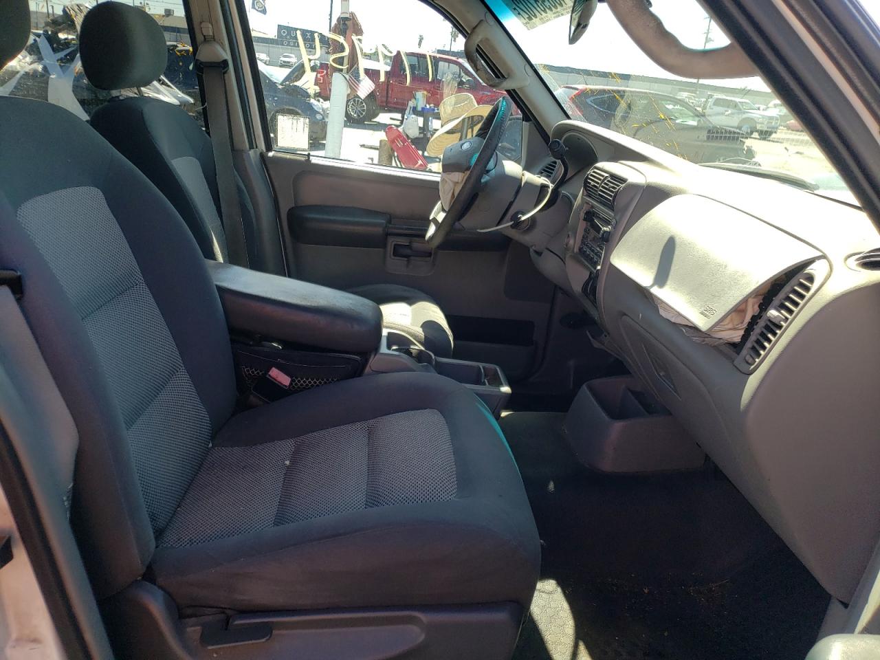 Photo 5 from auction – 2003 FORD EXPLORER S with VIN 1FMZU67E53UB91102