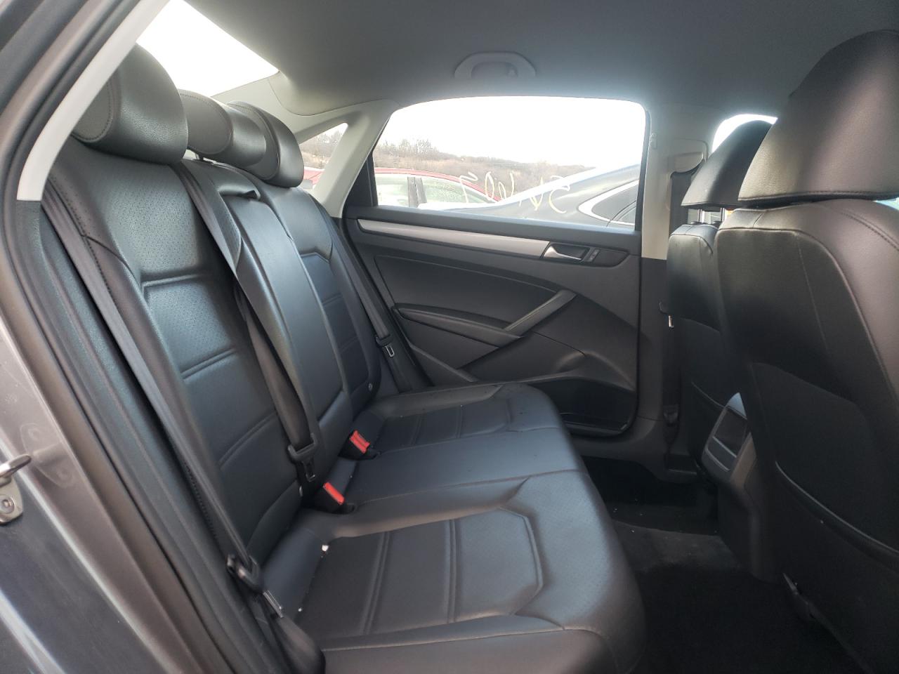 Photo 6 from auction – 2015 VOLKSWAGEN PASSAT S with VIN 1VWAT7A33FC073171
