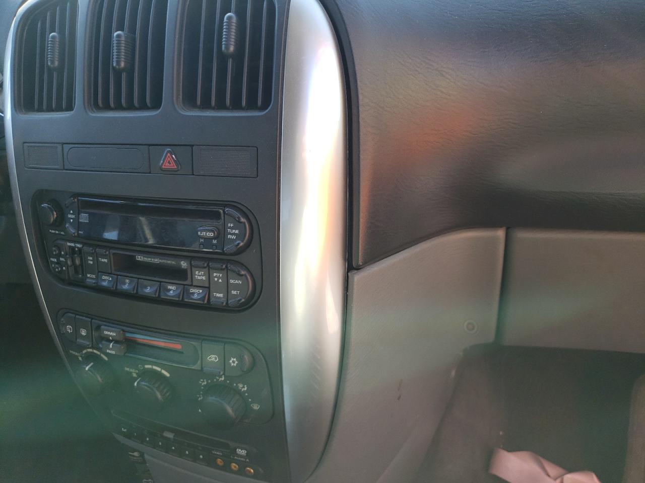 Photo 9 from auction – 2004 CHRYSLER TOWN & COU with VIN 2C4GP54L44R534416
